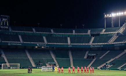 Elche y Girona instantes previos al inicio del encuentro en el Martínez Valero. | Cordon Press