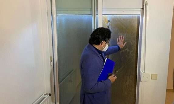 David Pérez visita una casa acondicionada contra la okupación. | Europa Press