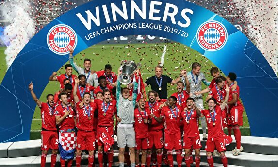 Los jugadores del Bayern alzan al cielo de Lisboa la Copa de Europa. | EFE