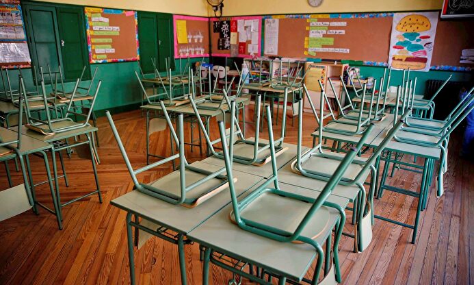 Un aula desierta en el colegio público Rufino Blanco en Madrid. | EFE