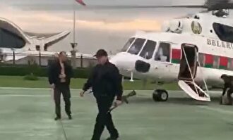 Lukashenko llegando en helicóptero a su residencia con un fusil en la mano | Europa Press