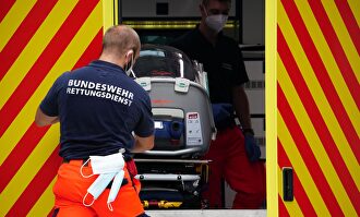 Paramédicos alemanesse atienden al activista ruso Alexéi Navalni. | EFE