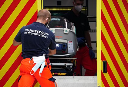 Paramédicos alemanesse atienden al activista ruso Alexéi Navalni. | EFE