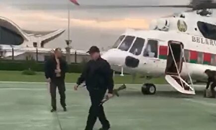 Lukashenko llegando en helicóptero a su residencia con un fusil en la mano | Europa Press