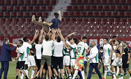 Los jugadores del Elche mantean a su entrenador, Pacheta, tras lograr el ascenso a Primera División. | EFE