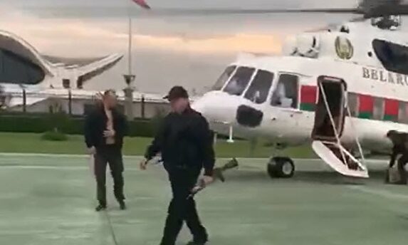 Lukashenko llegando en helicóptero a su residencia con un fusil en la mano | Europa Press