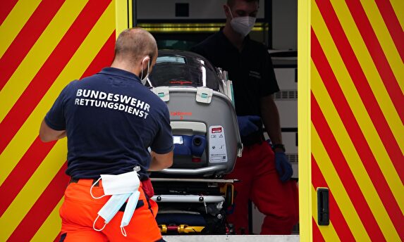 Paramédicos alemanesse atienden al activista ruso Alexéi Navalni. | EFE