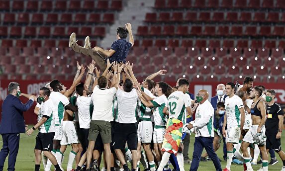 Los jugadores del Elche mantean a su entrenador, Pacheta, tras lograr el ascenso a Primera División. | EFE