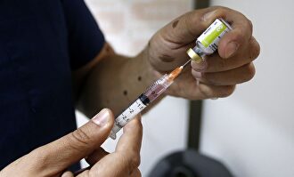 Manejo de una vacuna. | Europa Press