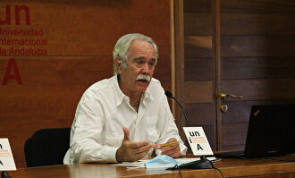 Antonio Pérez Henares durante la inauguración del curso Novela y cine históricos: del libro a la pantalla | UNIA