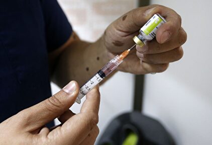 Manejo de una vacuna. | Europa Press