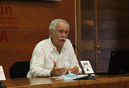 Antonio Pérez Henares durante la inauguración del curso Novela y cine históricos: del libro a la pantalla | UNIA