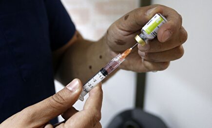 Manejo de una vacuna. | Europa Press