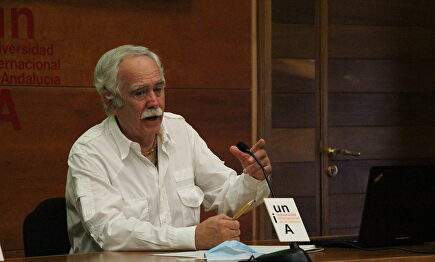 Antonio Pérez Henares durante una conferencia | UNIA