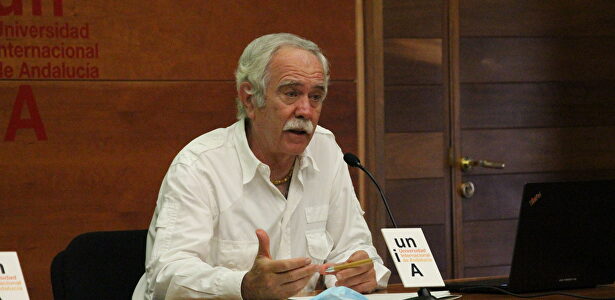 Antonio Pérez Henares durante la inauguración del curso Novela y cine históricos: del libro a la pantalla | UNIA