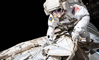 Un astronauta en el exterior de la EEI. | Cordon Press