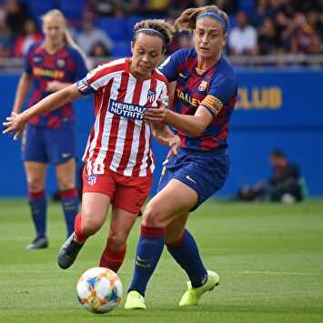 Amanda Sampedro (Atlético) y Alexia Putellas (Barça) en la lucha por un balón. | Cordon Press