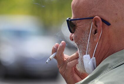 Fumar sin mantener dos metros de distancia está prohibido en Madrid. | EFE