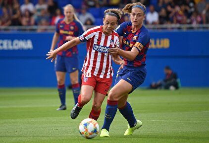 Amanda Sampedro (Atlético) y Alexia Putellas (Barça) en la lucha por un balón. | Cordon Press