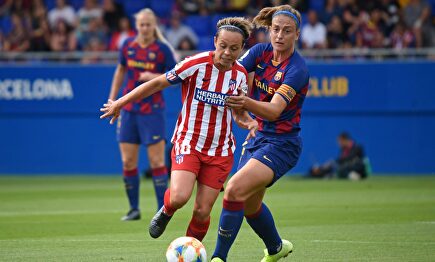 Amanda Sampedro (Atlético) y Alexia Putellas (Barça) en la lucha por un balón. | Cordon Press
