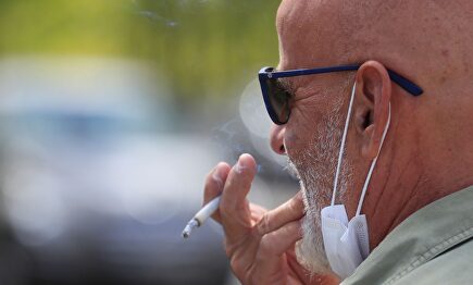 Fumar sin mantener dos metros de distancia está prohibido en Madrid. | EFE