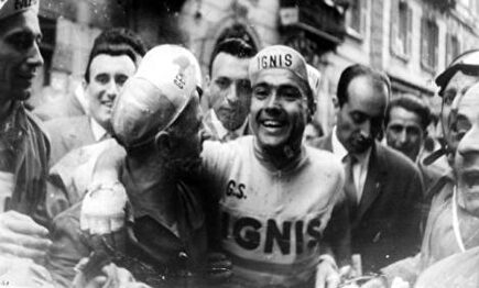 Miguel Poblet celebrando una victoria de etapa en el Giro con el Ignis. | Archivo