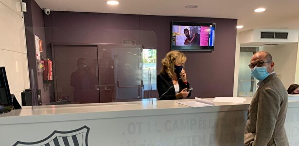 Jordi Farré presenta la moción de censura contra Bartomeu en las oficinas del FC Barcelona. | Twitter