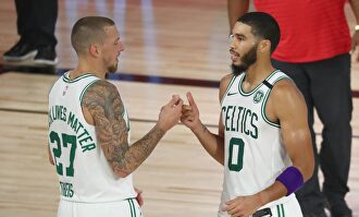 Jayson Tatum y Daniel Theis, jugadores de Boston Celtics. | Cordon Press