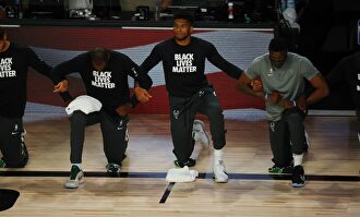 Giannis Antetokounmpo, arrodillado durante el himno de los Estados Unidos | Cordon Press