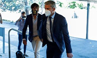 Representantes de LaLiga y de la Real Federación Española de Fútbol a su llegada al Consejo Superior de Deportes. | EFE