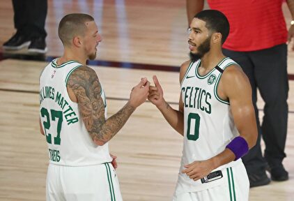 Jayson Tatum y Daniel Theis, jugadores de Boston Celtics. | Cordon Press