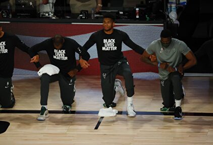 Giannis Antetokounmpo, arrodillado durante el himno de los Estados Unidos | Cordon Press