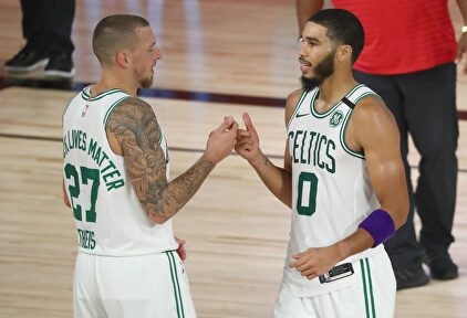 Jayson Tatum y Daniel Theis, jugadores de Boston Celtics. | Cordon Press