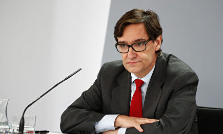 Salvador Illa no "concibe" que los padres lleven a un niño con fiebre al colegio