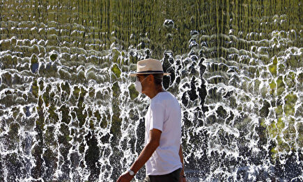 Un hombre junto a una fuente en Córdoba. | EFE