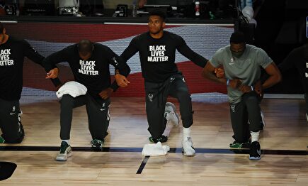 Giannis Antetokounmpo, arrodillado durante el himno de los Estados Unidos | Cordon Press