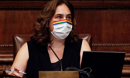 Ada Colau en el pleno para retirar la medalla a don Juan Carlos. | EFE