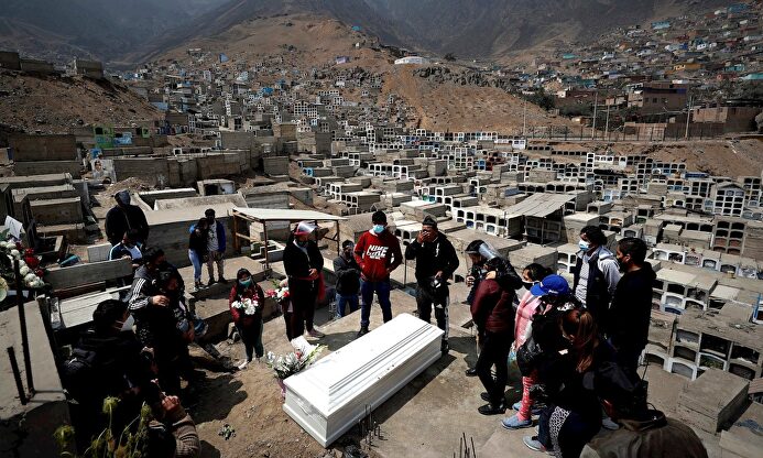 Cementerio en un distrito de la ciudad de Lima. | EFE