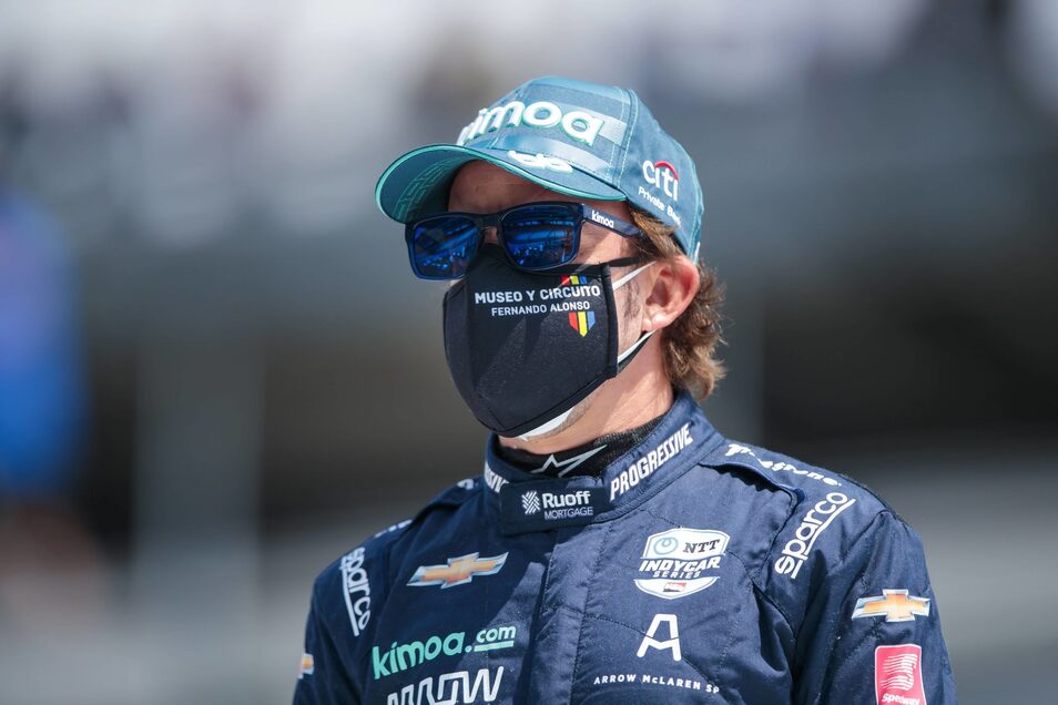 Alonso se sube al monoplaza y Red Bull se va - ¡Arráncalo, por Dios! Fernando Alonso, preparado para volver.