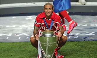 Thiago posa con la Copa de Europa ganada recientemente con el Bayern. | EFE