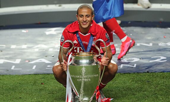 Thiago posa con la Copa de Europa ganada recientemente con el Bayern. | EFE