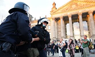 La policía detiene a uno de los manifestantes. | EFE
