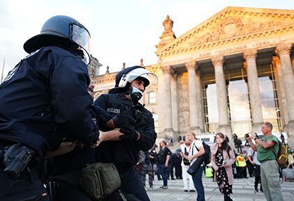 La policía detiene a uno de los manifestantes. | EFE