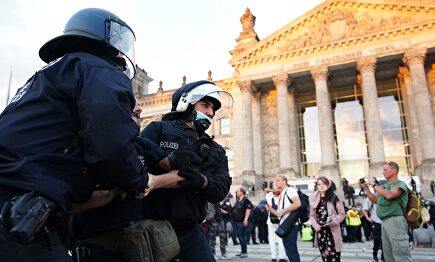 La policía detiene a uno de los manifestantes. | EFE