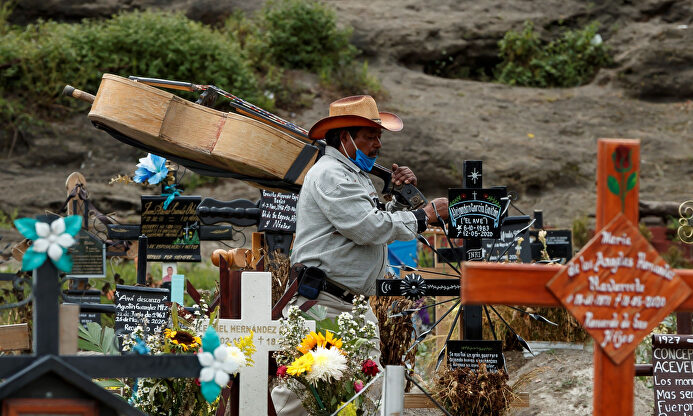 Un músico en un cementerio de México | EFE
