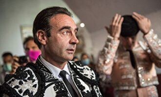 El torero Enrique Ponce antes del comienzo de la corrida de toros celebrada en el coso del Cerro de San Albín en Mérida, este sábado. | EFE