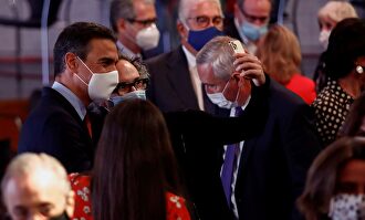 El presidente del Gobierno, Pedro Sánchez se hace una foto con el pianista británico, James Rhodes . | EFE