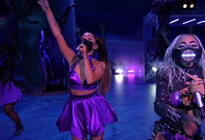 Lady Gaga (d) y Ariana Grande (i), durante la ceremonia de entrega de los MTV Video Music. | EFE