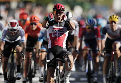 El australiano Caleb Ewan celebra su victoria en la meta de Sisteron. | EFE