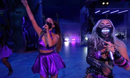 Lady Gaga (d) y Ariana Grande (i), durante la ceremonia de entrega de los MTV Video Music. | EFE